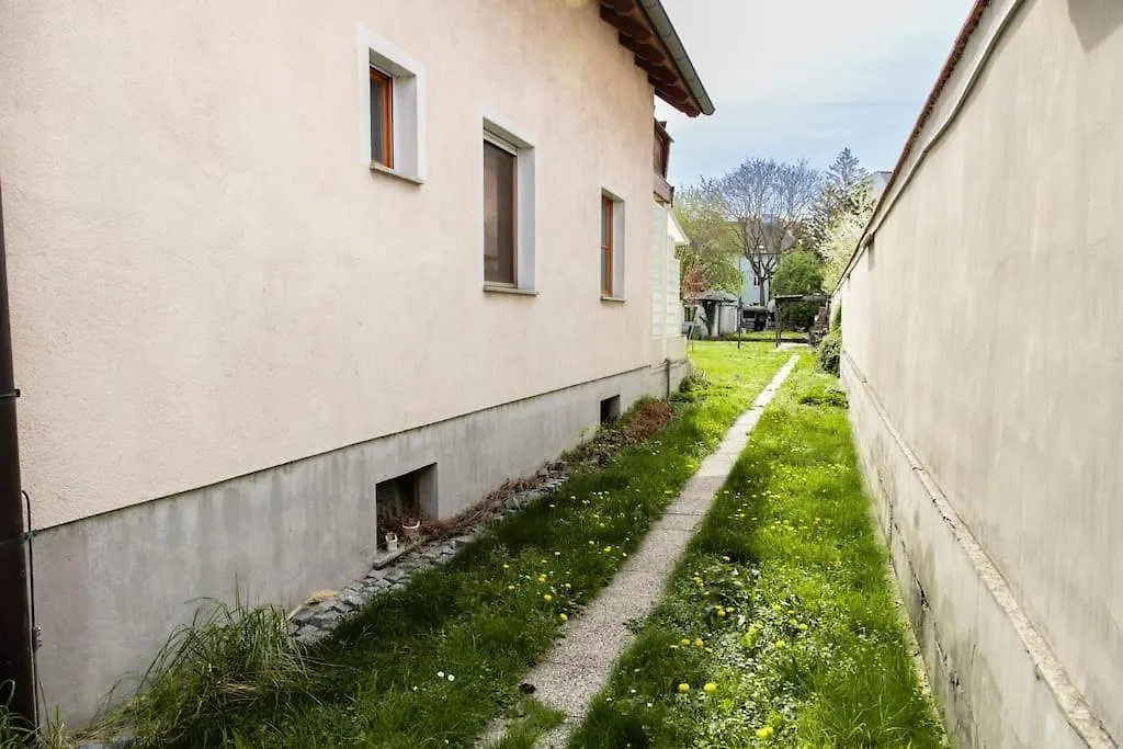 4-Bedroom House & Large Garden Vienna Austria