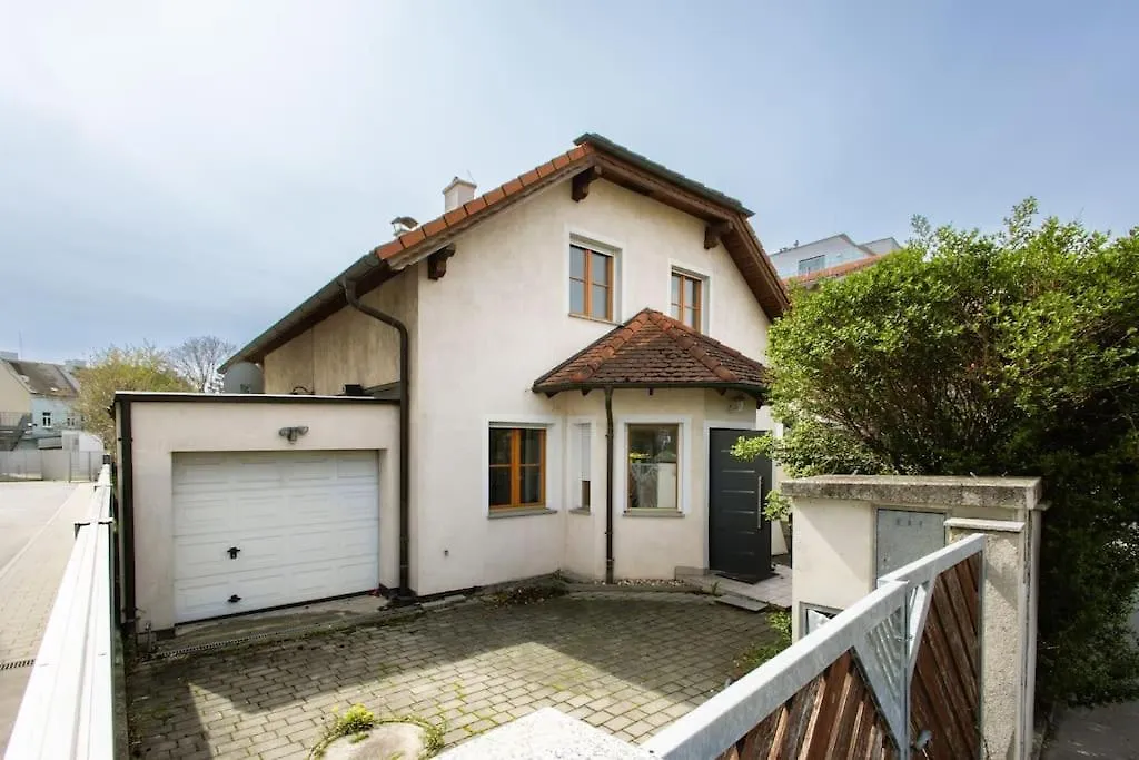 4-Bedroom House & Large Garden location